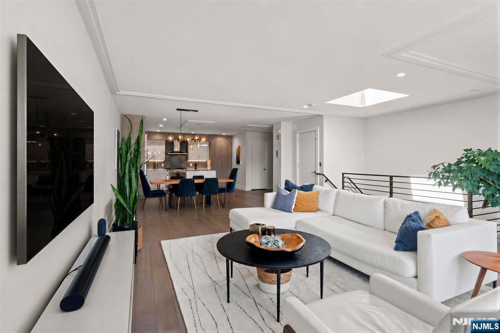 367 Park Avenue Property Photo 8