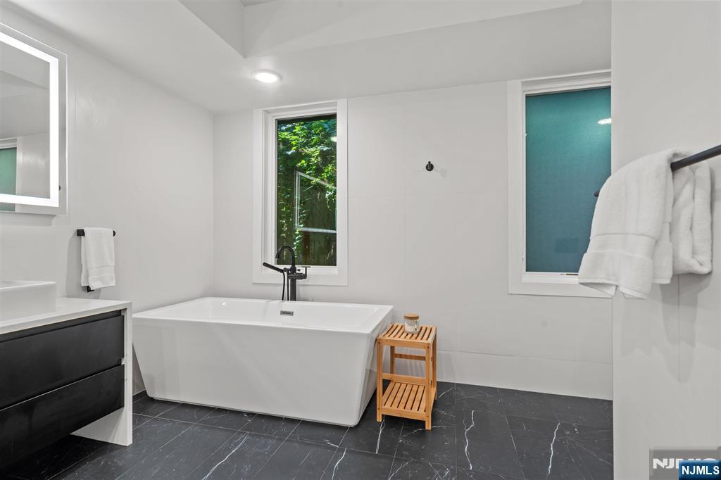 367 Park Avenue Property Photo 24