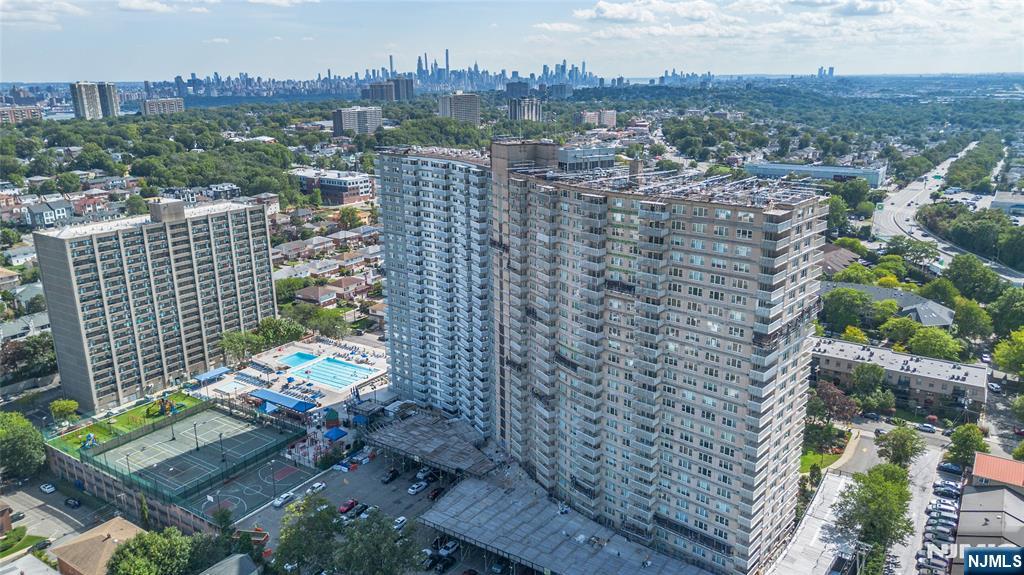 555 North Avenue 4u Property Photo 1