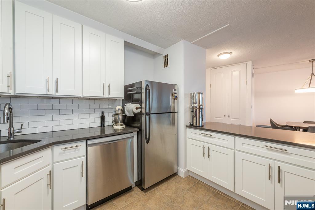 555 North Avenue 4u Property Photo 3