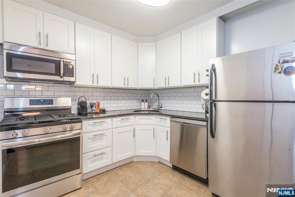 555 North Avenue 4u Property Photo 4