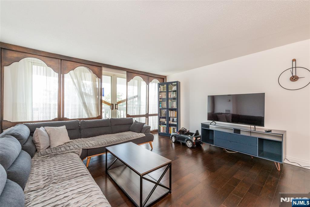 555 North Avenue 4u Property Photo 6