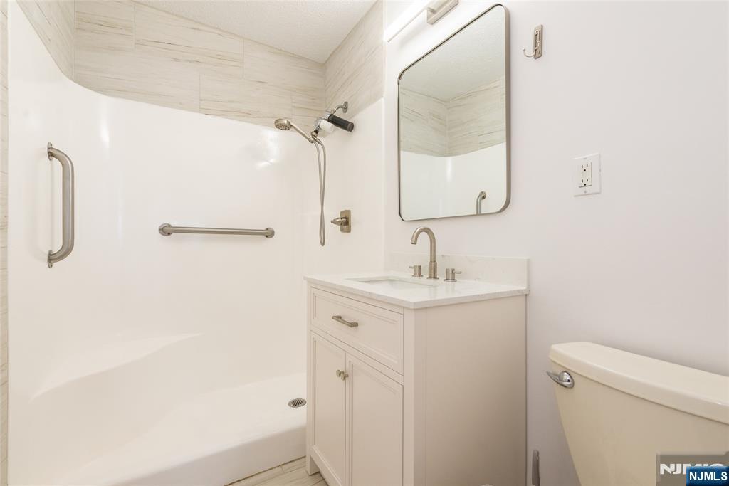 555 North Avenue 4u Property Photo 9