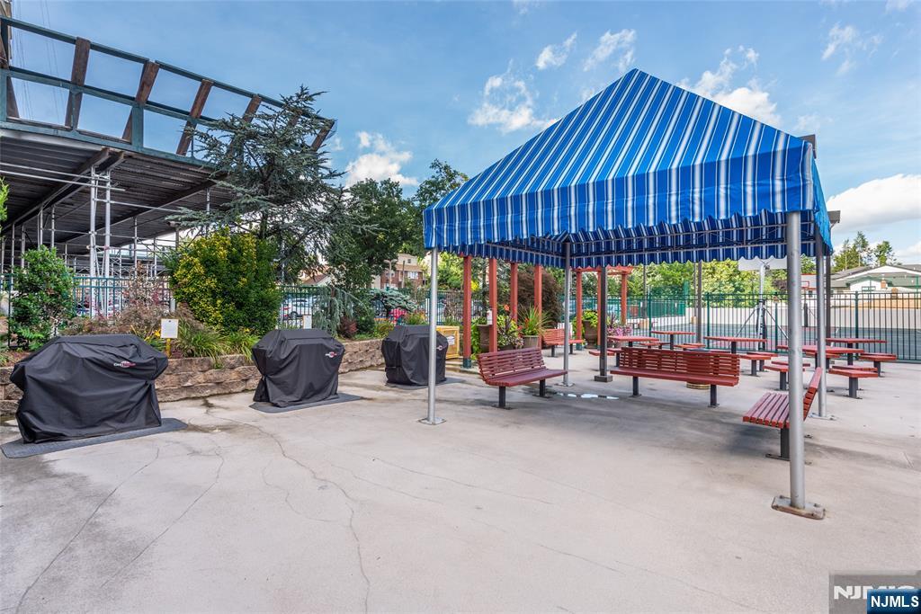 555 North Avenue 4u Property Photo 12