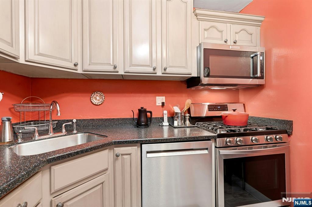 2100 Linwood Avenue 6c Property Photo 3