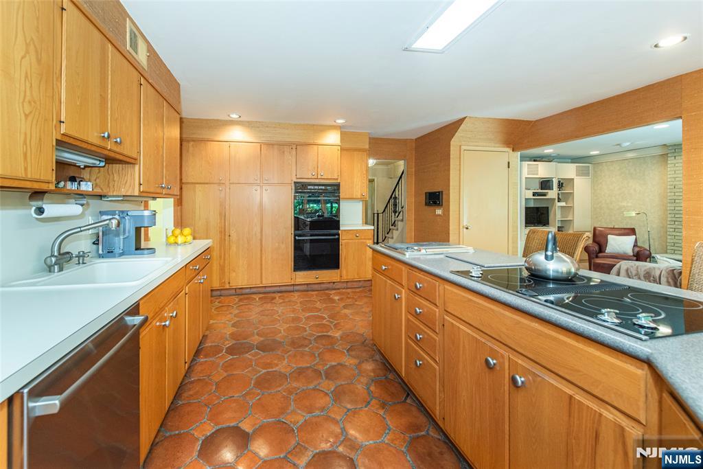 2 Midvale Avenue Property Photo 12