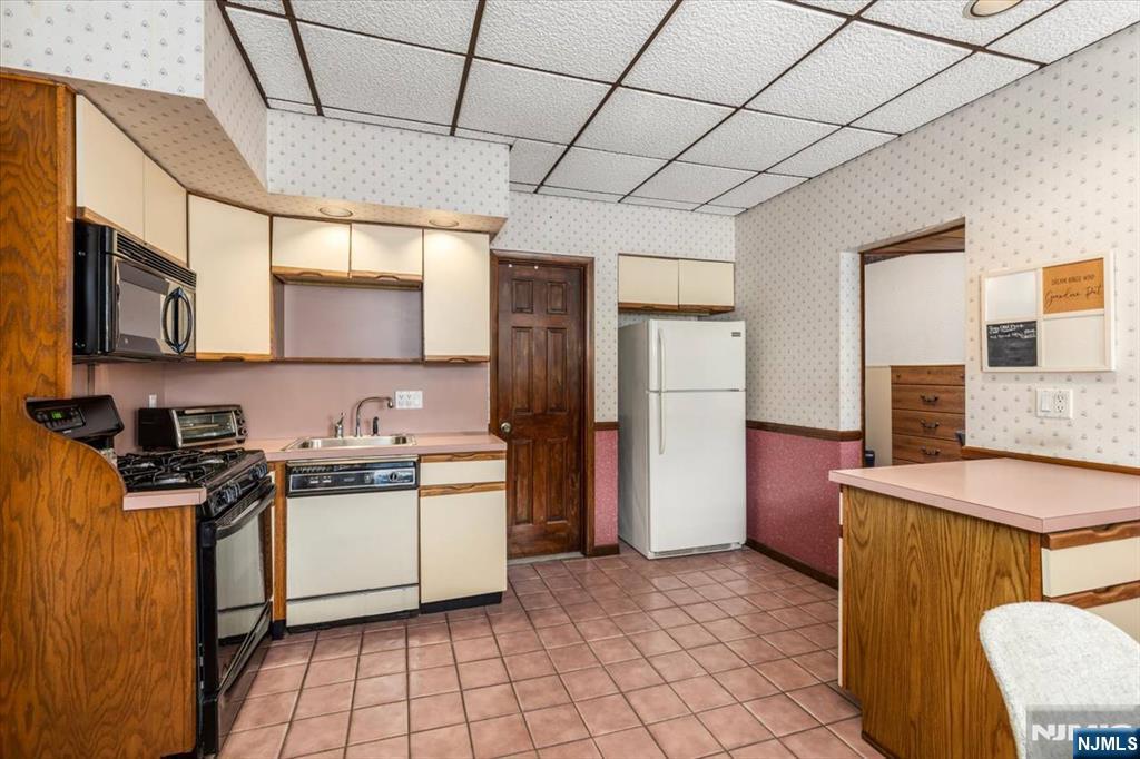 341 Grove Street Property Photo 5