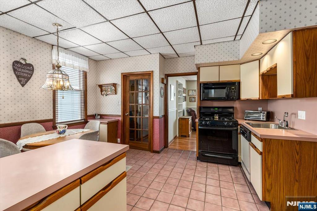 341 Grove Street Property Photo 6