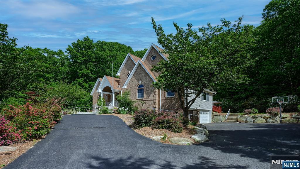 26 Stonehedge Drive Property Photo 3