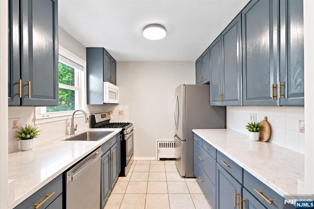 9-06 6th Street Property Photo 1