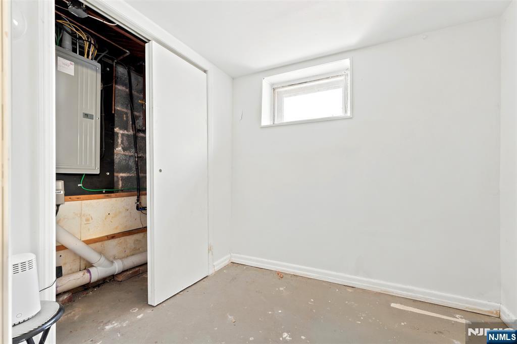 9-06 6th Street Property Photo 23