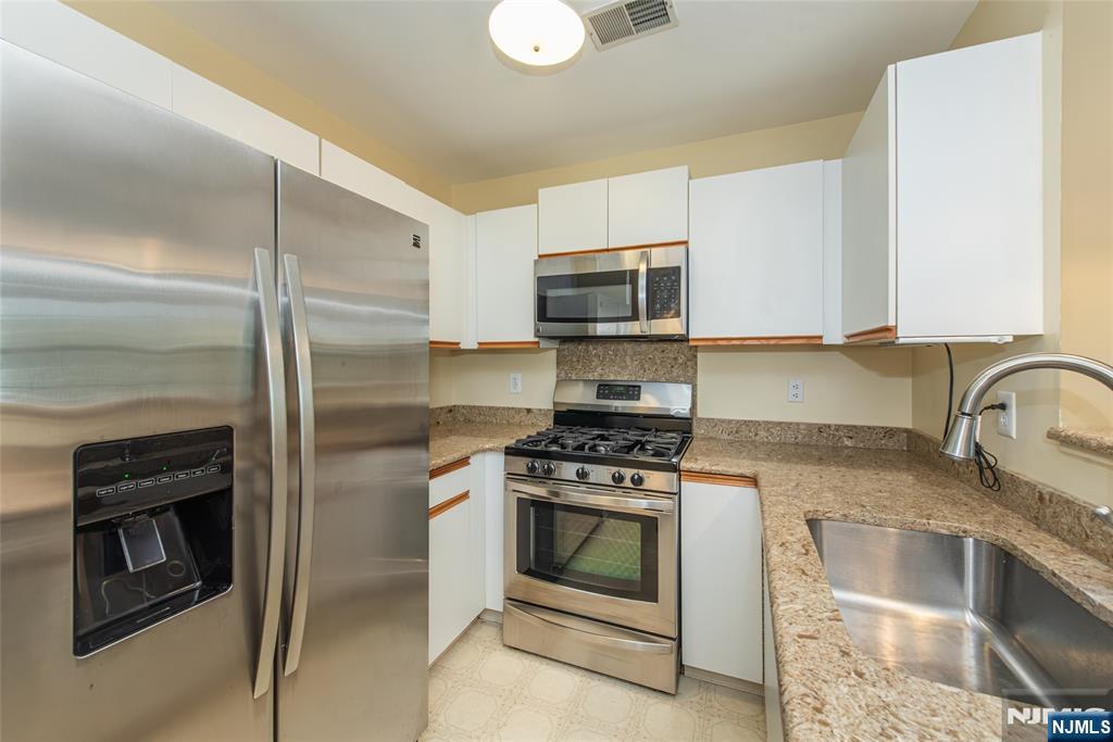 401 Dalton Court Property Photo 4