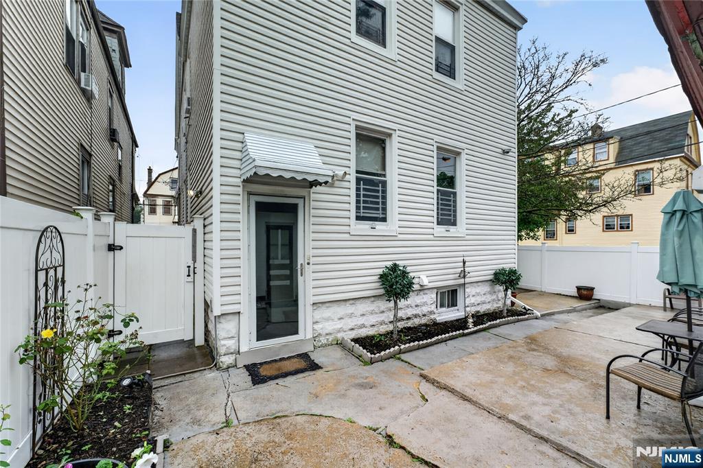 76 Laurel Avenue Property Photo 45