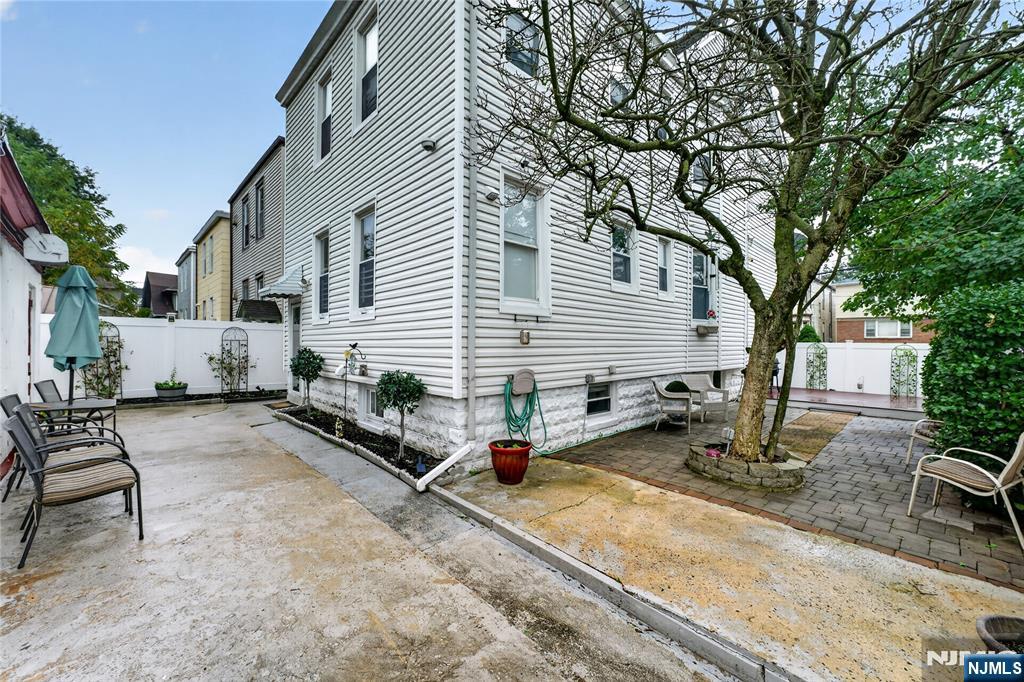 76 Laurel Avenue Property Photo 47