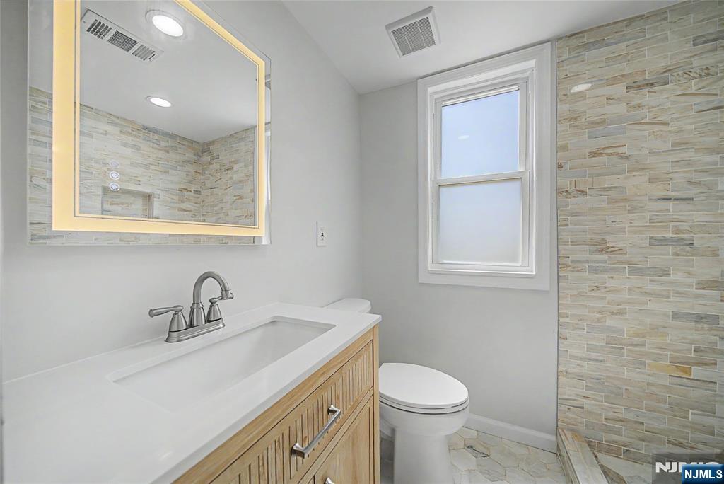 699 Bloomfield Avenue Property Photo 5