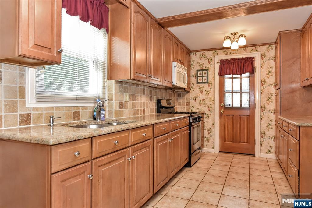 638 Asbury Street Property Photo 11