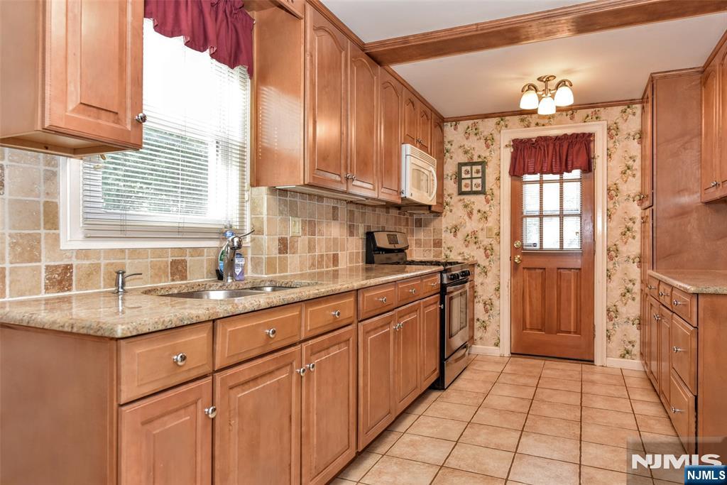 638 Asbury Street Property Photo 11
