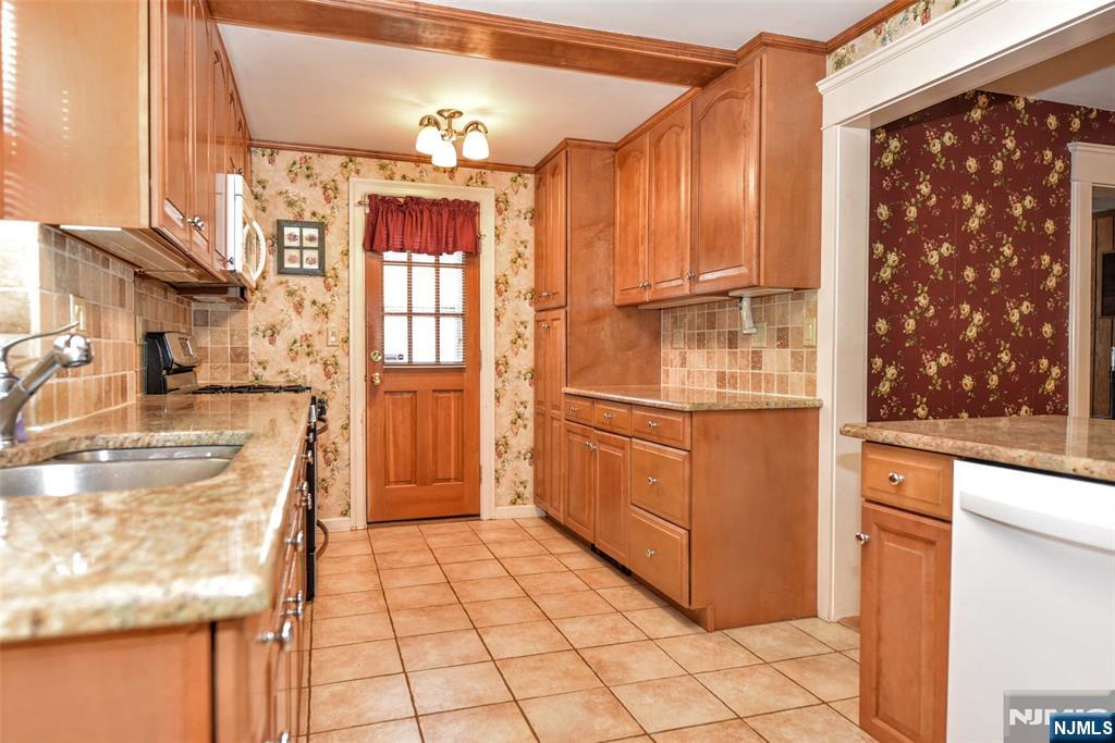 638 Asbury Street Property Photo 12
