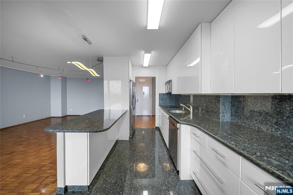 200 Winston Drive 718 Property Photo 6