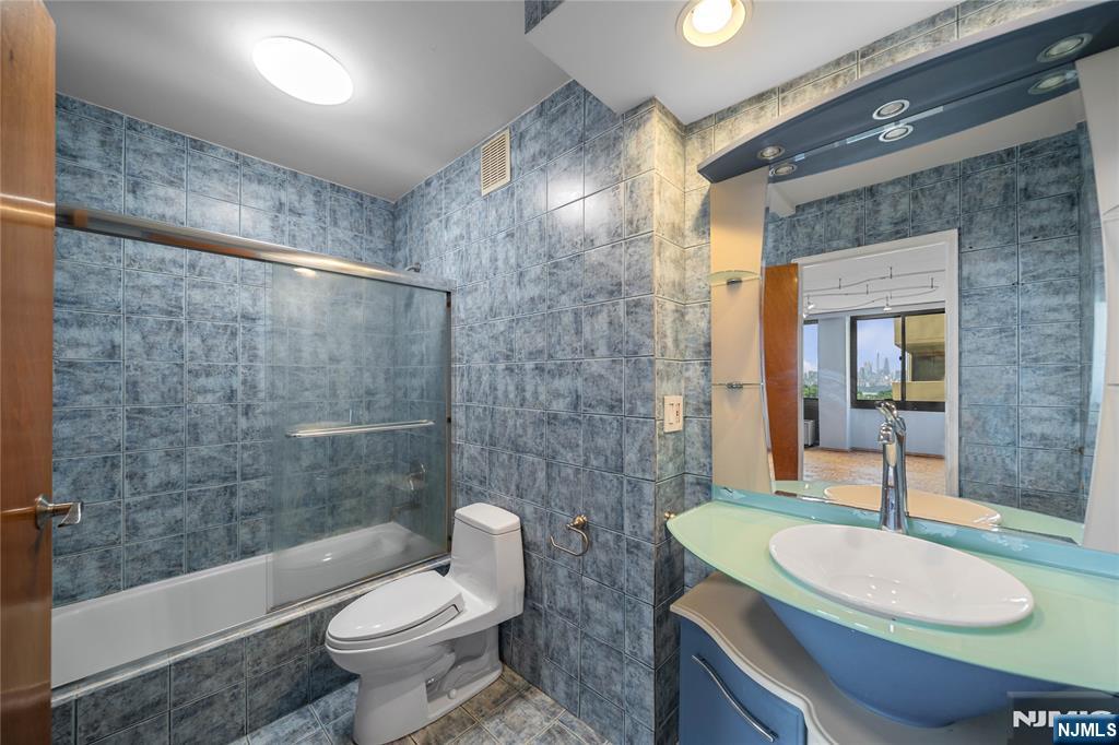 200 Winston Drive 718 Property Photo 28