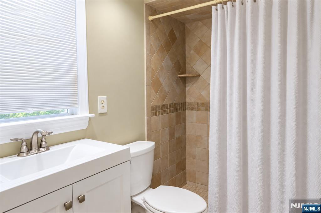 675 Columbia Street Property Photo 7