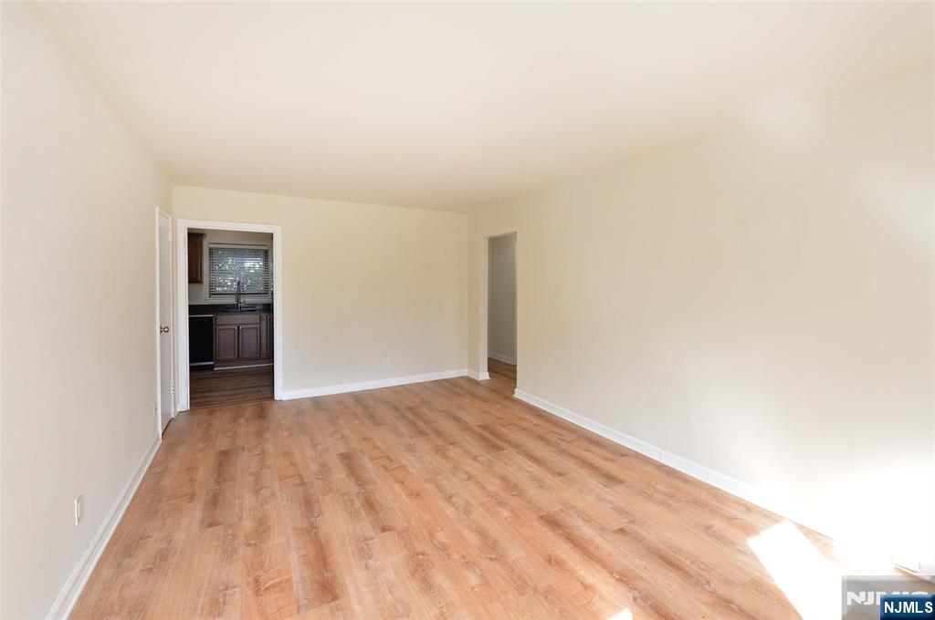 250 Oak E4 Property Photo 3