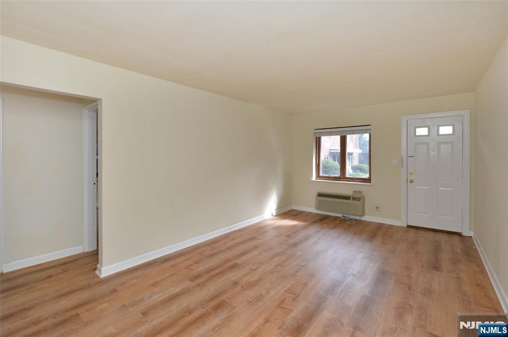 250 Oak E4 Property Photo 4
