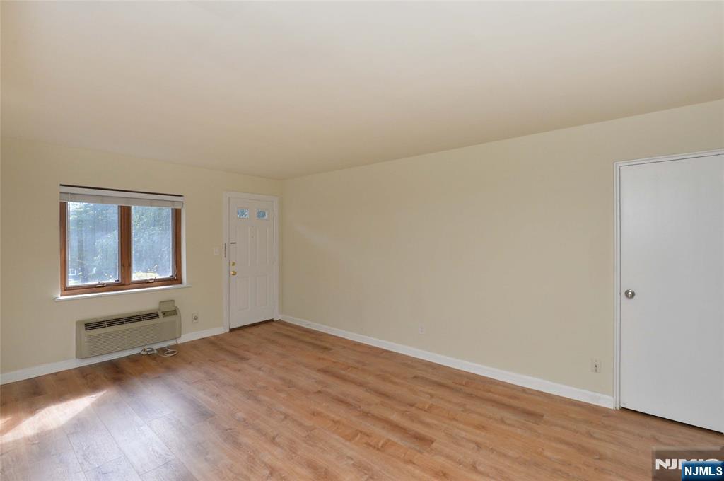 250 Oak E4 Property Photo 5