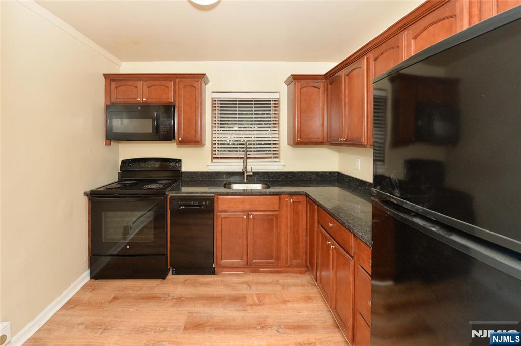 250 Oak E4 Property Photo 6