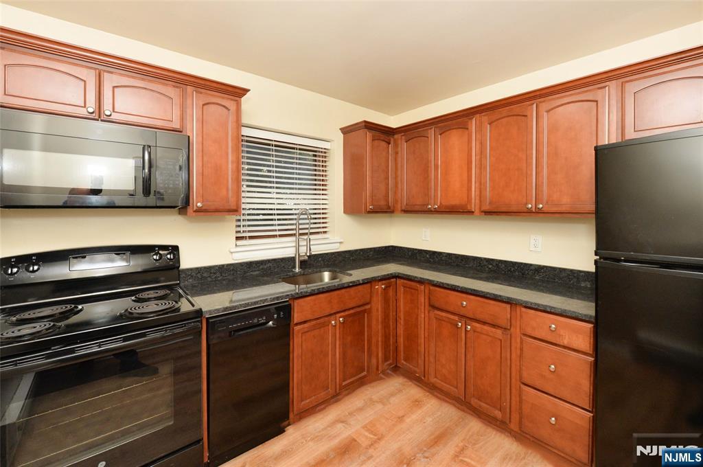 250 Oak E4 Property Photo 7