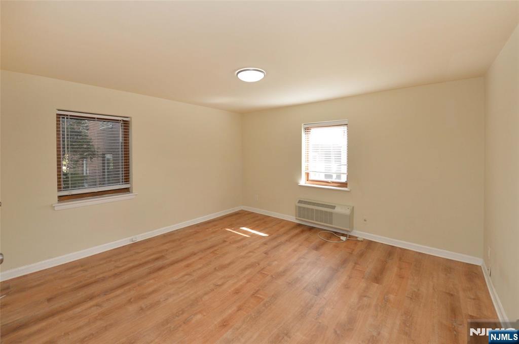 250 Oak E4 Property Photo 8