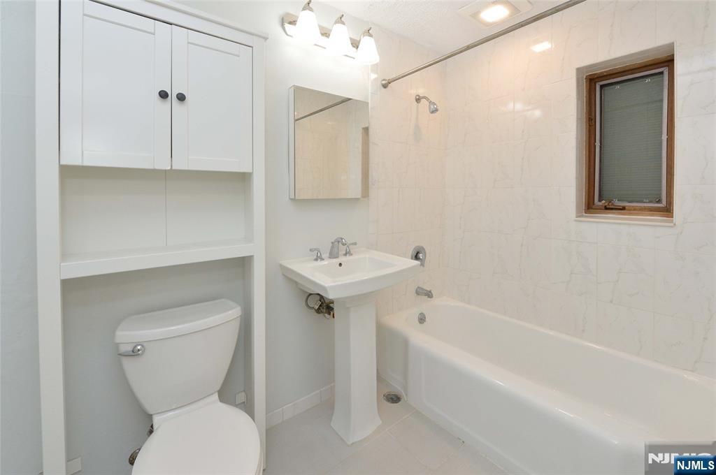 250 Oak E4 Property Photo 10