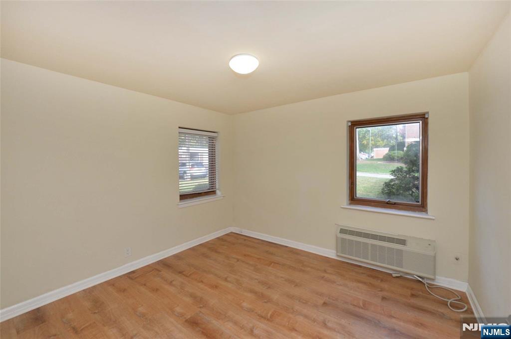 250 Oak E4 Property Photo 11