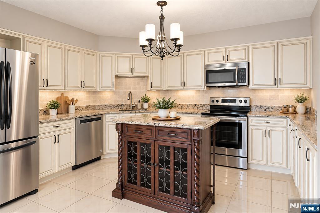 1328 Harmon Cove Tower Property Photo 1