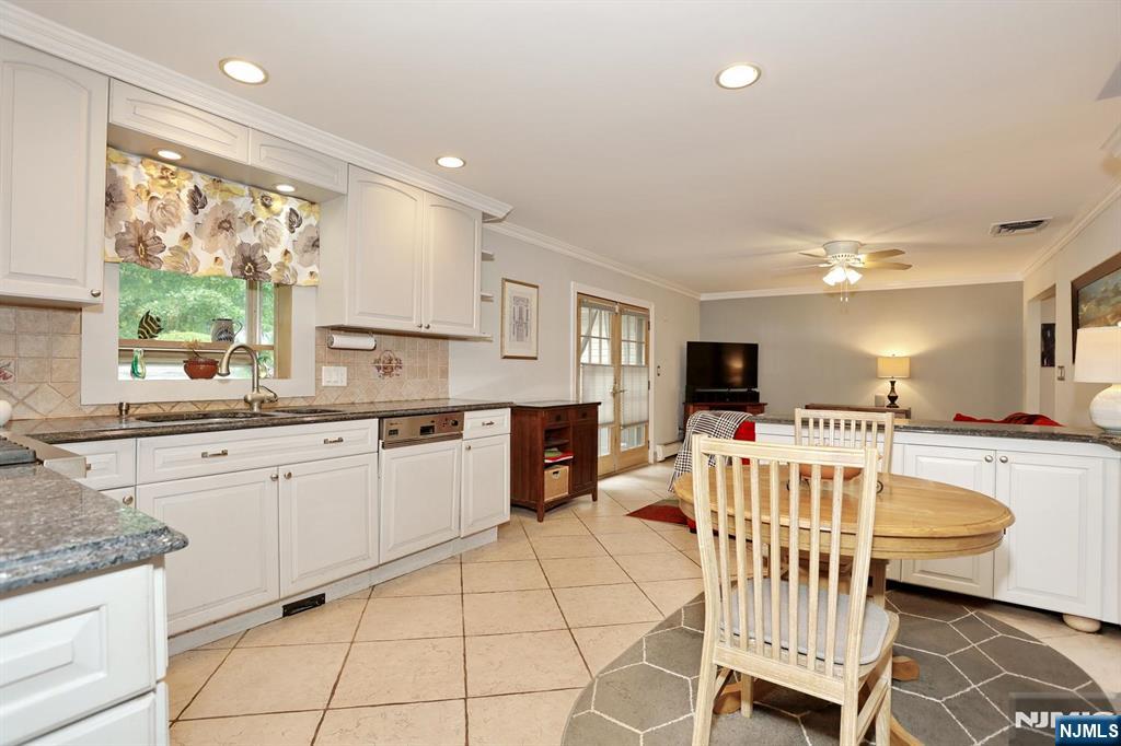 331 Forest Glen Avenue Property Photo 7