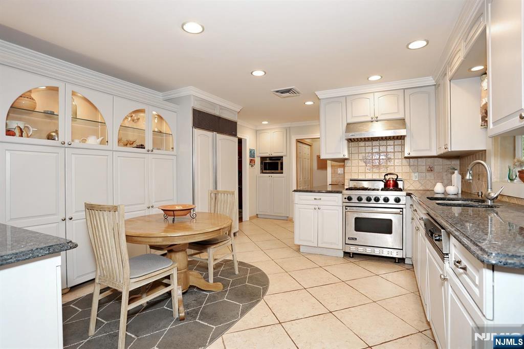 331 Forest Glen Avenue Property Photo 8