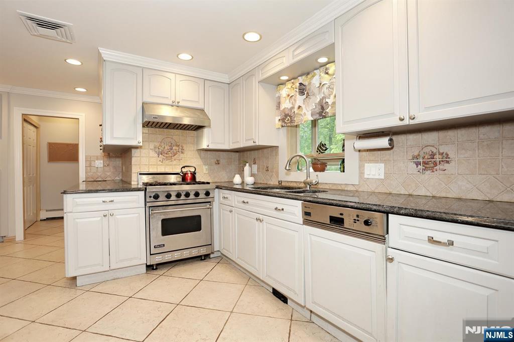 331 Forest Glen Avenue Property Photo 9