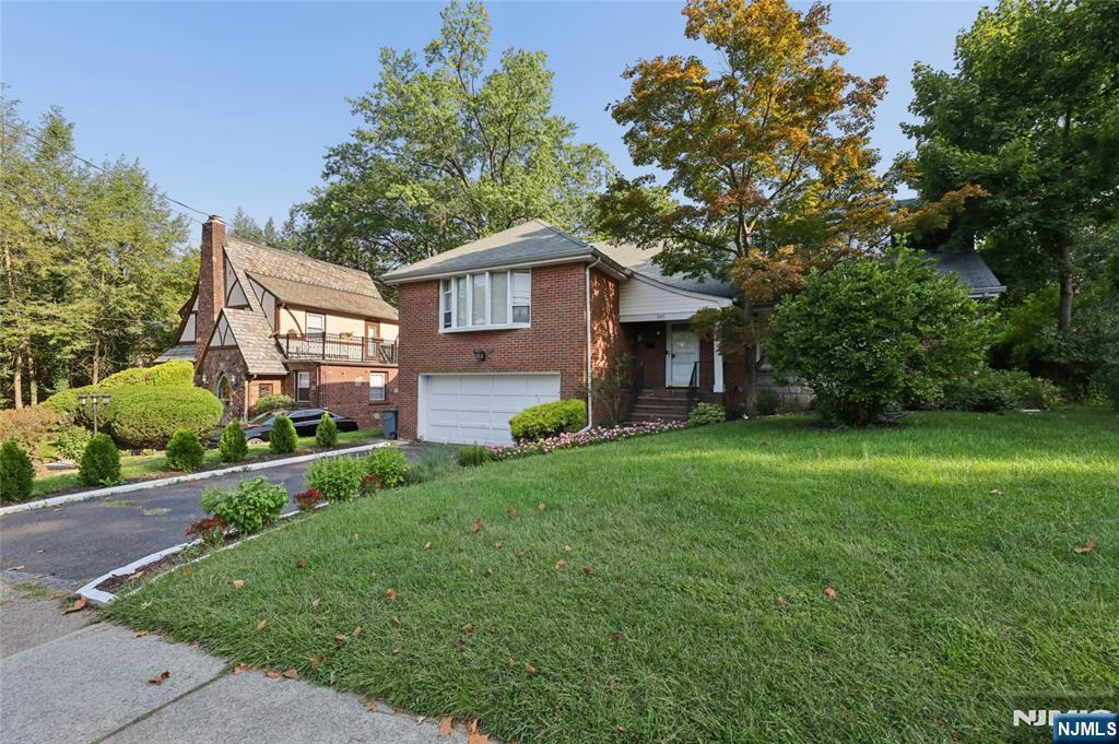 585 W Englewood Avenue Property Photo 2