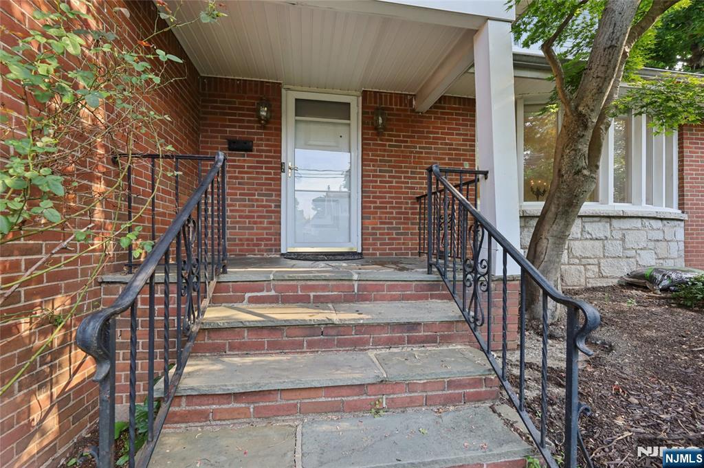 585 W Englewood Avenue Property Photo 3