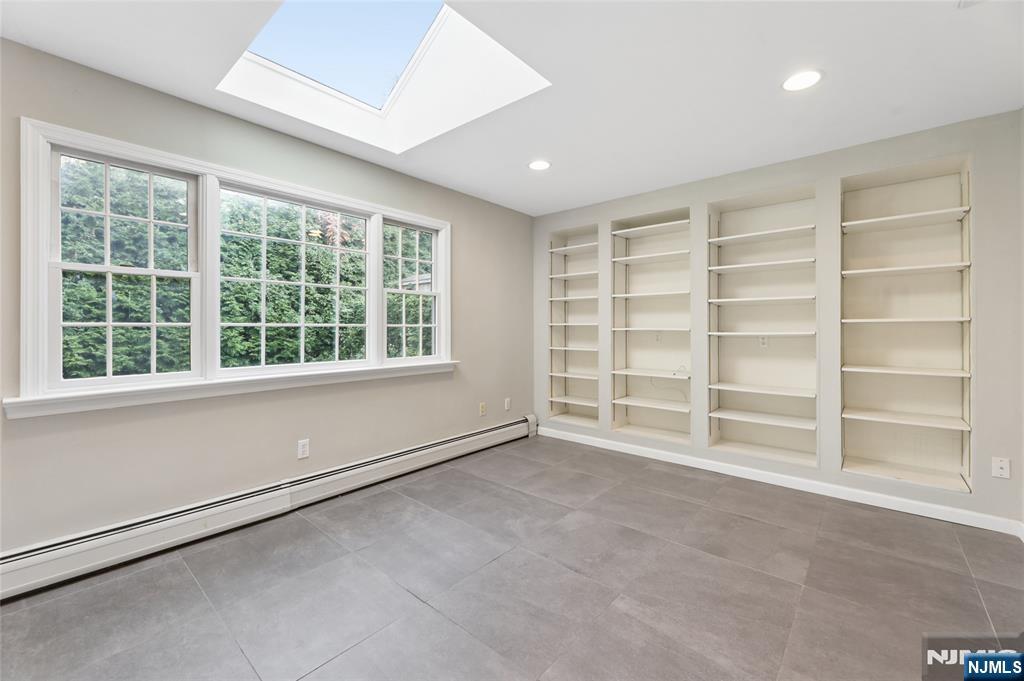 585 W Englewood Avenue Property Photo 8