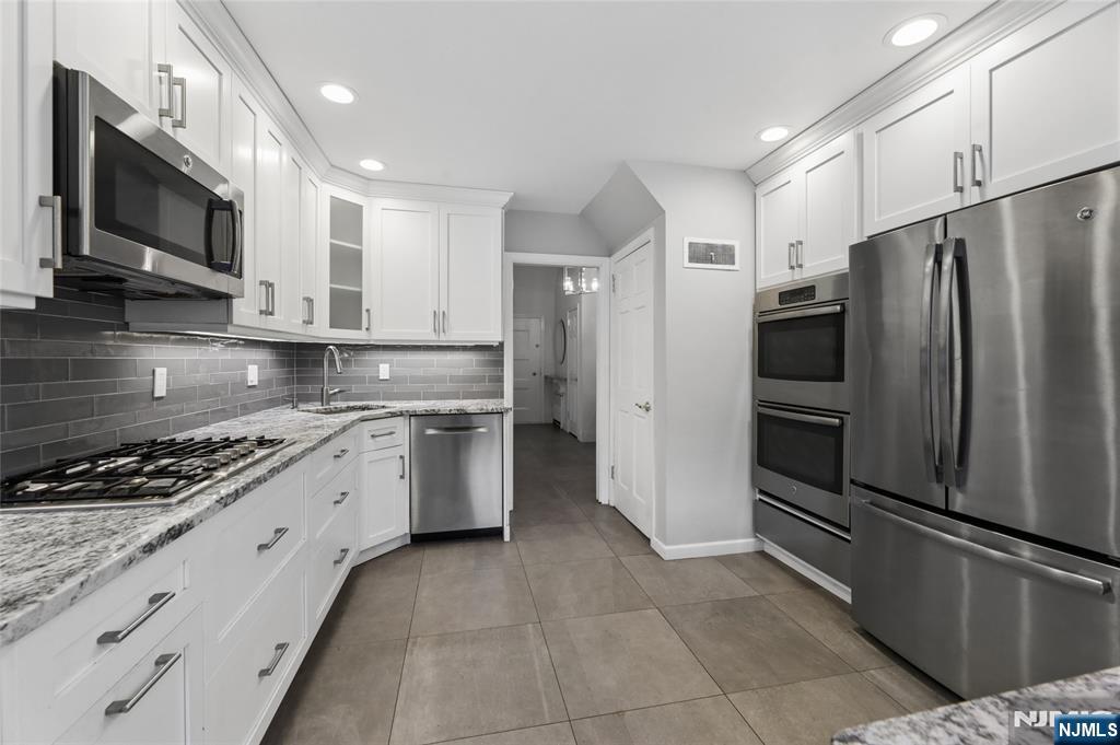 585 W Englewood Avenue Property Photo 10