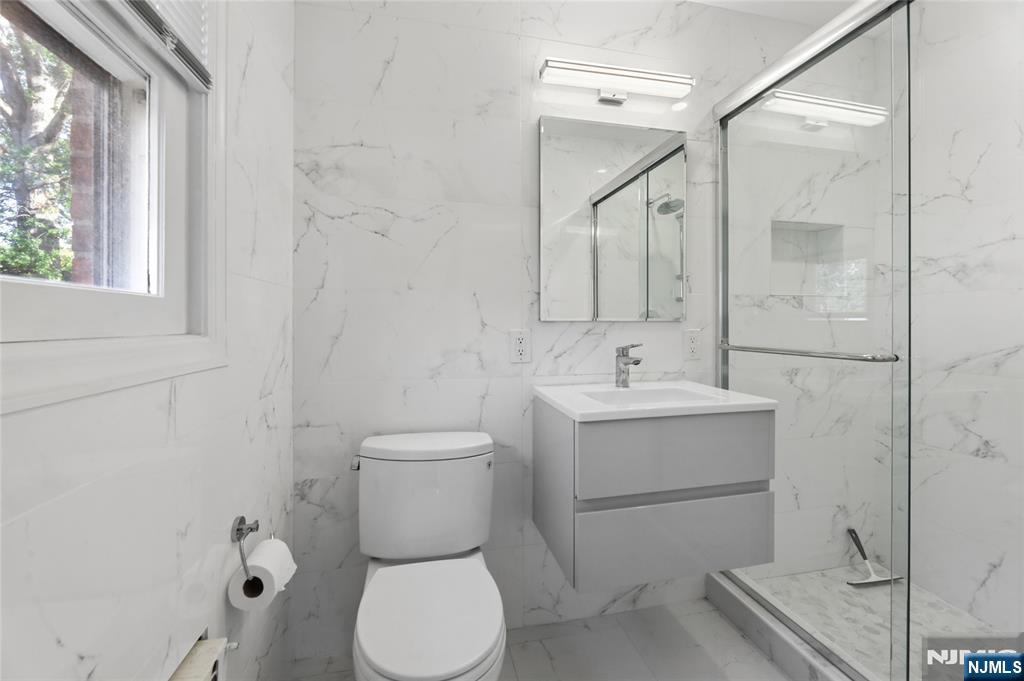 585 W Englewood Avenue Property Photo 14