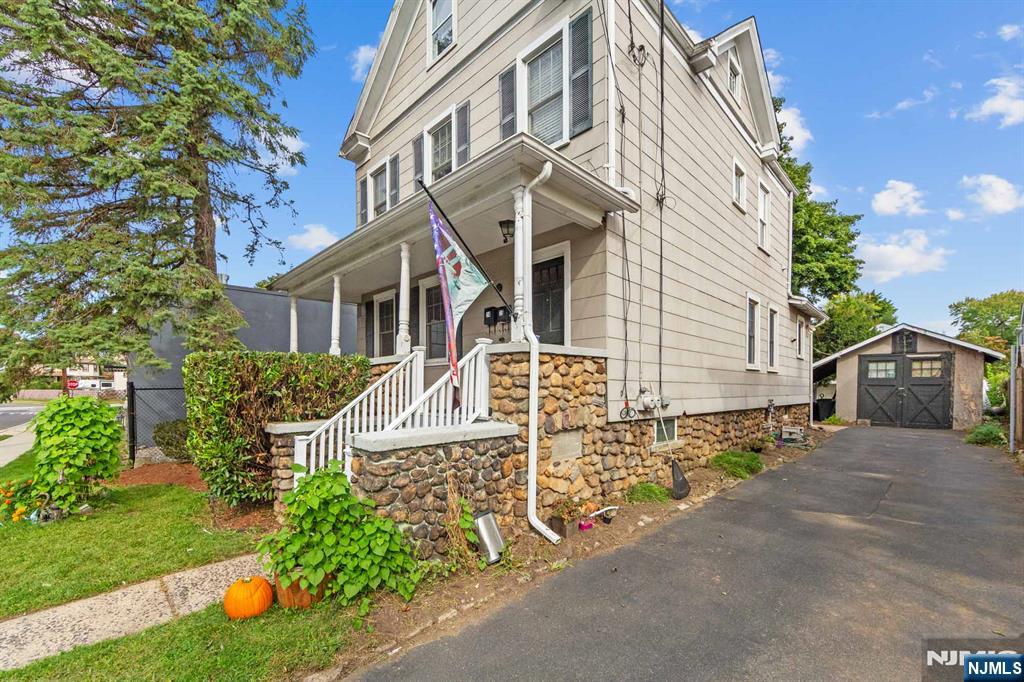 31 Wanamaker Avenue 1 Property Photo 6
