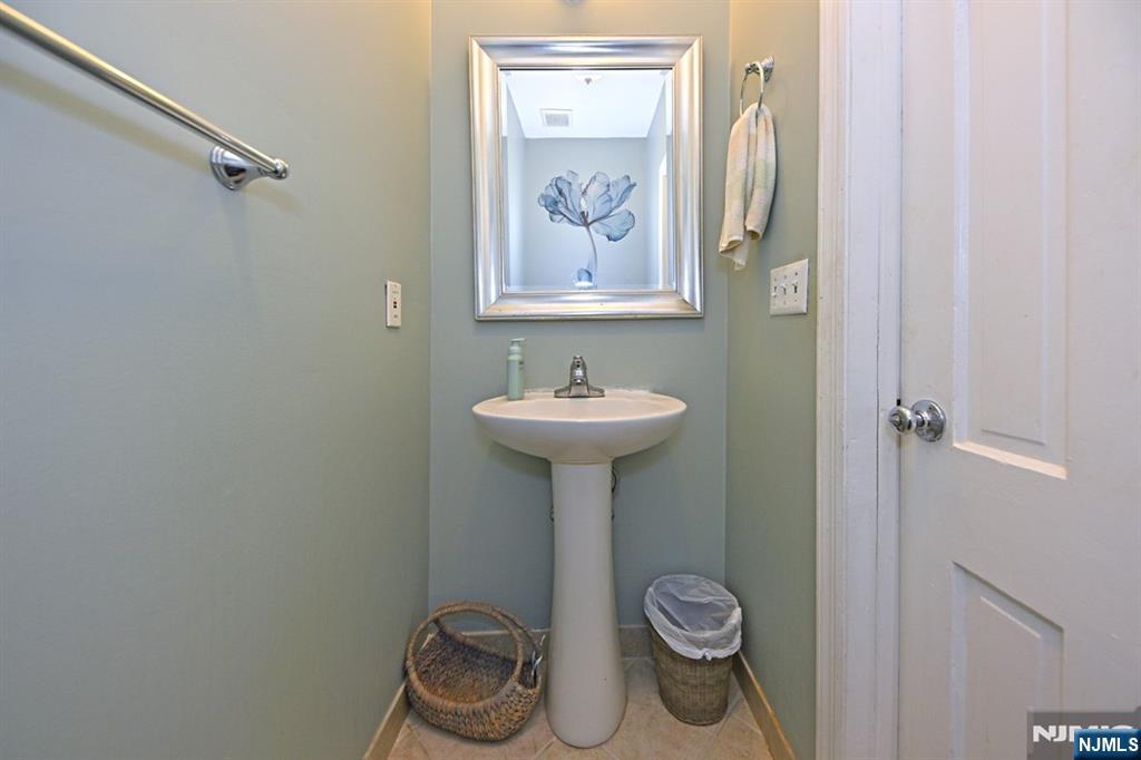 51 High Property Photo 9