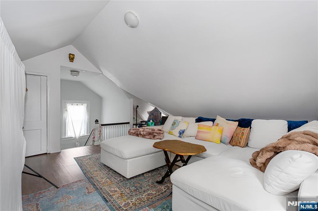 298 Carmita Avenue 2nd Floor Property Photo 22