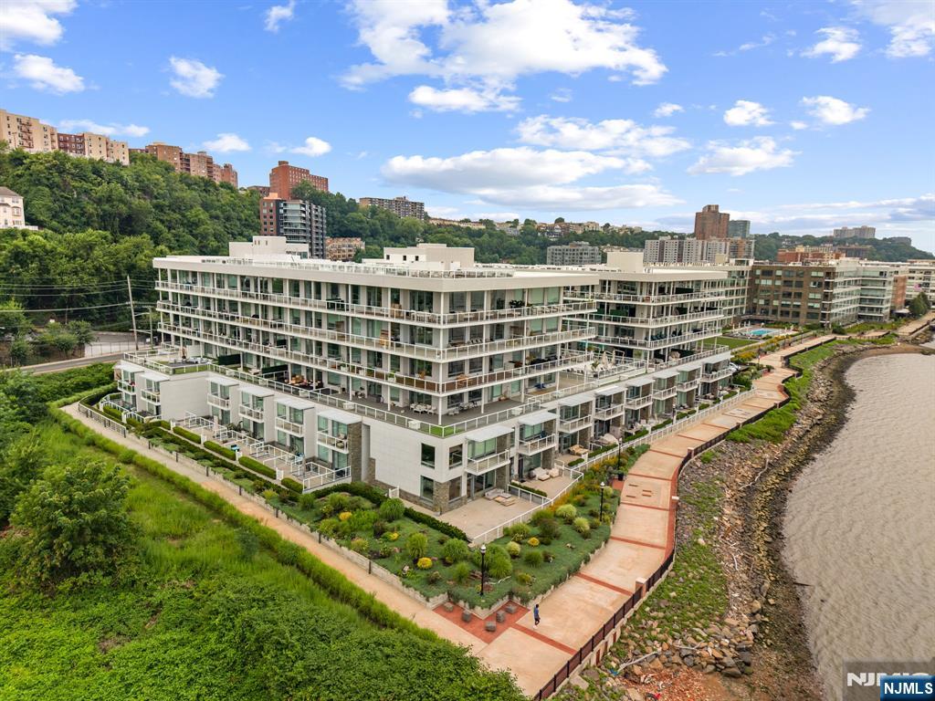 3 Somerset 307 Property Photo 1