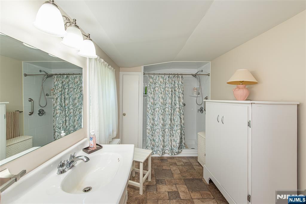 9-10 Malcolm Terrace Property Photo 15