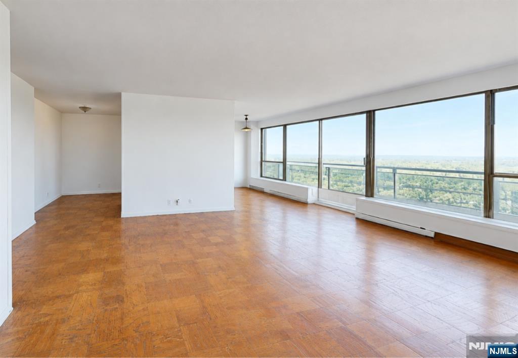 2077 Center Avenue 22h Property Photo 3