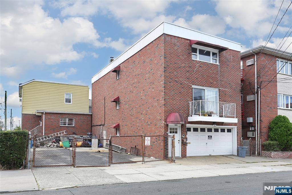 412 Walker 3 Property Photo 3