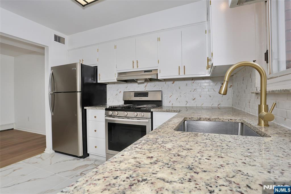 412 Walker 3 Property Photo 8
